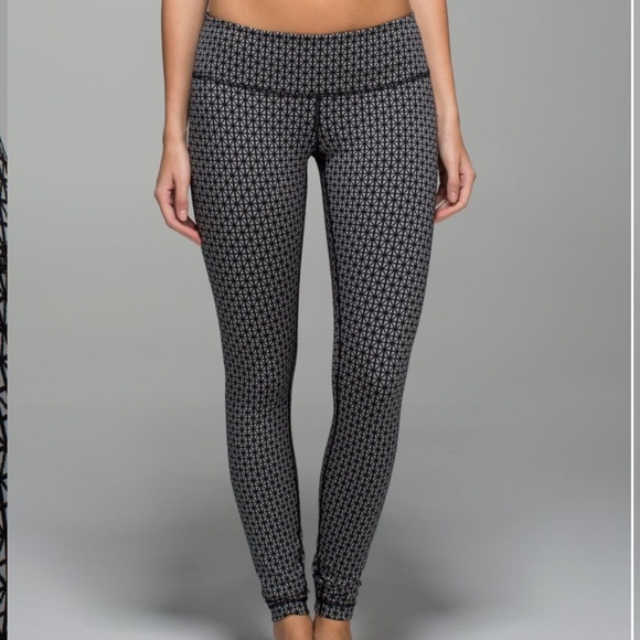 Lululemon Wunder Under Pant *Full-On Luon
Tri Geo Silver Spoon Black Sz6 Legging - Picture 1 of 8